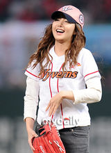 组图：韩星朴敏英为棒球赛开球 长发披肩可爱吐舌