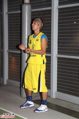 组图：陈伟成出席篮球赛 陈静仪展另类性感