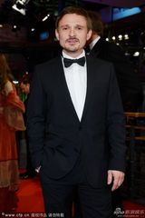 组图：《大饭店》弗洛里安-卢卡斯黑西装现身