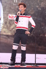 组图：炎亚纶新专辑签唱会自曝曾是愤青