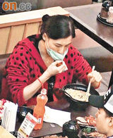 幻灯：张柏芝怀孕四月食欲暴涨 小心蹲下喂儿子