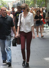 组图：泰勒-斯威夫特穿白衬衫配长裤轻松购物