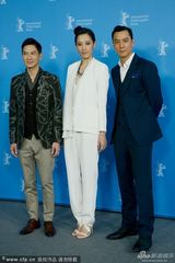 组图：思漩亮相柏林西服中性风帅气