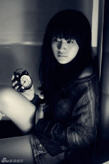 组图：香香拍摄黑白诱惑写真小露性感