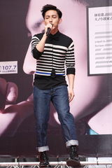 组图：林宥嘉新碟签唱 歌迷顶高温力挺