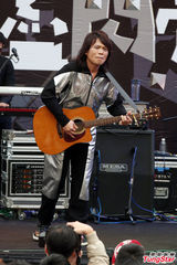 组图：伍佰冒冷风开唱 上百歌迷同欢