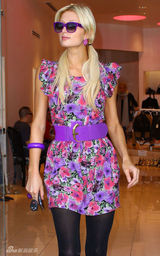 幻灯图集：帕丽斯-希尔顿身穿紫花连衣裙购物