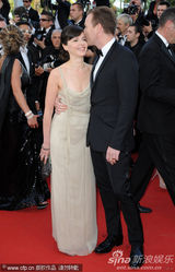 组图：麦克格雷格携妻走秀显恩爱