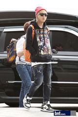 组图：朴宰范B1A4亮相机场赴新加坡参加演出