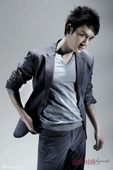 幻灯图：冯绍峰写真打造商界精英 睿智干练显成熟