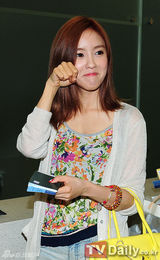 组图：T-ara赴日巡演休闲装亮相机场