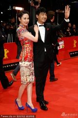 组图：郭晓冬夫妇恩爱走红毯 娇妻祥云旗袍喜庆