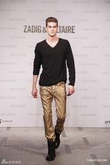 组图：文咏珊清爽亮相时装展 黄耀明展留须造型