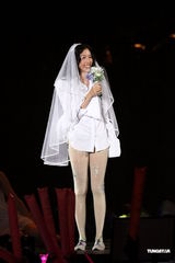 组图：莫文蔚提前穿白纱 卖性感与张亚东同台演出