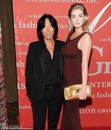 组图：抖奶超模阿普顿长裙包身秀傲人曲线