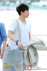 组图：韩星李胜基飞赴英国护送奥运圣火现身机场