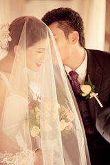 组图：商忆莎唯美婚纱照 甜蜜夫妻唯美大气