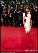 组图：《爱》戛纳首映 科尔白底红尾裙别具一格