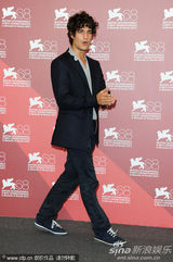 组图：《炎夏》记者会 贝鲁奇中性装亮相也妩媚