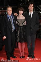 高清：《未来》首映礼 女导演米兰达挽两男走红毯