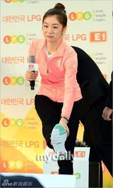 组图：韩花滑选手金妍儿粉装甜笑参加欢迎会