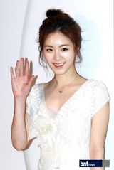 组图：李妍熙刘智泰黑白配携手代言