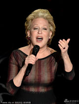 组图：贝蒂-米勒献唱过去一年逝去的电影人