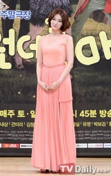 组图：韩星李青儿新剧发布会嫩黄深V长裙秀胸器