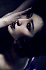 组图：《告密者》热播 张溪芸写真上演黑色诱惑