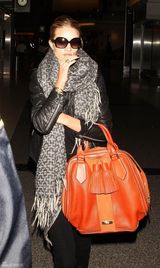 高清组图：惠特莉街拍LOOK 蜜桔色流苏包抢眼