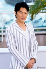 组图：《如父如子》记者会 福山雅治携两美现身