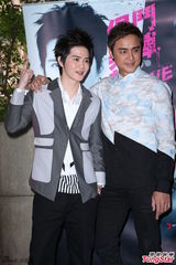 组图：明道纪佳松拼厨艺 展现新好男人一面