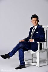 组图：杨志刚全新时尚写真 宝蓝色西装展精英气质