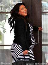 组图：怀孕卡戴珊身材走样穿条纹长裙显壮观