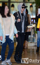 组图：MBLAQ日本开唱 全员黑装酷帅亮相机场