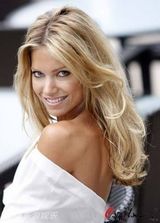 组图：荷兰队中场范德法特妻子西尔维亚