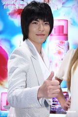 组图：萧敬腾白马王子装扮代言 自曝爱车三度遭窃