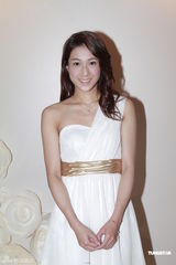 组图：TVB女星李思欣出嫁忘情一吻 钟嘉欣甜美伴娘