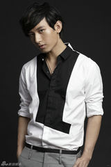 组图：成毅独特气质写真 阳光帅气十足