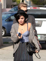 高清组图：凡妮莎-哈金斯街拍牛仔拼接裙搭黑帽