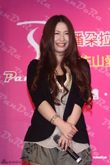 组图：女优佐山爱与瑠川里菜抵台与粉丝互动