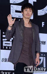 组图：张赫秀爱挽手出席韩片《流感》发布会