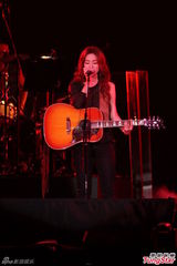 组图：陈绮贞演唱会男友现身 豪放上演女女舌吻