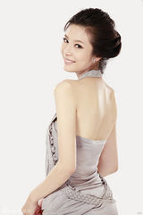 组图：邬靖靖少女气质 性感抹胸秀雅致女人味