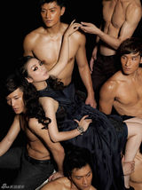 组图：黄奕魅惑大片 半裸猛男簇拥尽显女神范儿