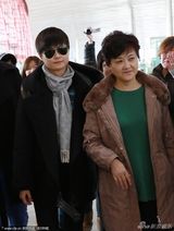 组图：李宇春携母亲赶春运 春妈潮鞋亲昵似姐妹