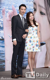 组图：孙艺珍青花瓷白裙宣传新剧《鲨鱼》