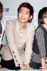 组图：炎亚纶等出席戏剧首映 自曝床戏越看越精彩 