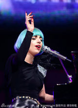 组图：Lady Gaga罗马开唱 绿发抢眼巨大裙摆裹身