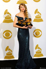 高清组图：泰勒斯威夫特收获丰 奖杯不慎摔地上